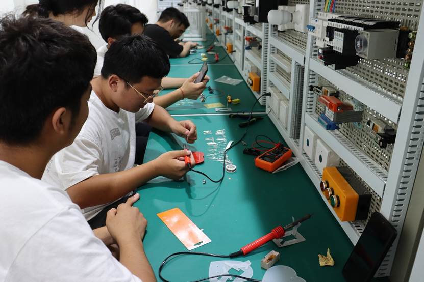 我校第一届“异想天开电子产品设计及创意”大赛圆满落幕，创新火花点亮科技未来